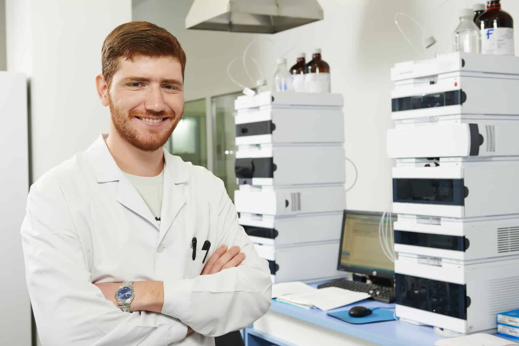 Сотрудник лаборатории. Scientists standing. Сокращение научный сотрудник research fellow. Scientist Stand. Сотрудник лаборатории шум Audi фото.